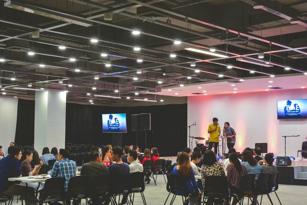 Comment choisir la bonne salle de réception pour votre événement d'entreprise ?