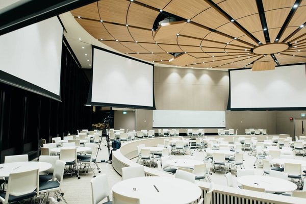 Avantages et Inconvénients de Louer une Salle de Réception pour un Événement d'Entreprise
